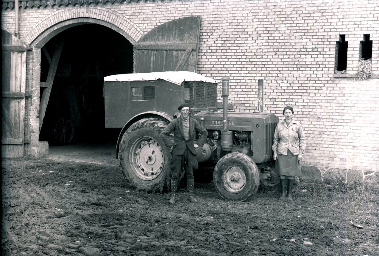 14.17 John Deere traktor ved Lindholm gods år 1948.