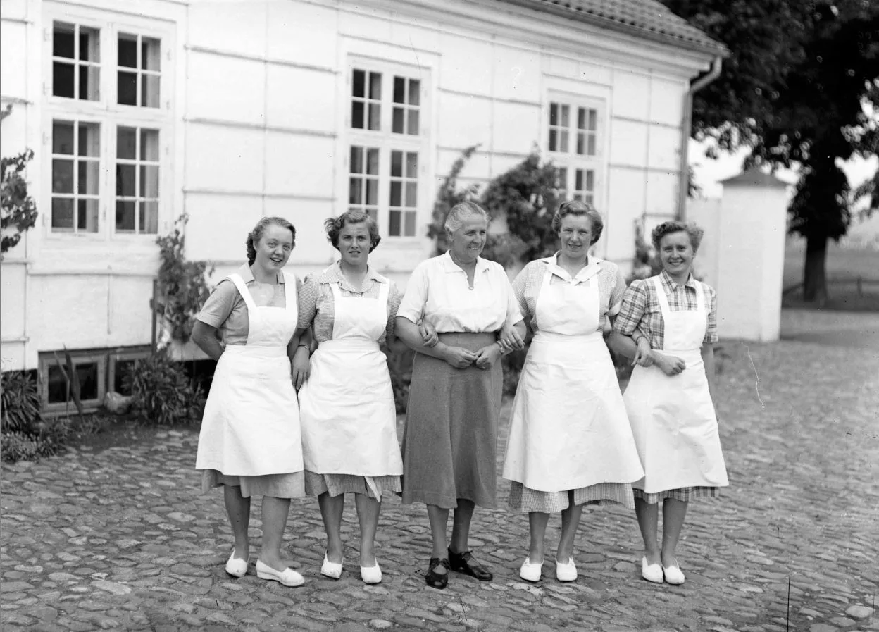 22.2 Trollesminde. Fru inspektør Lassen i midten.