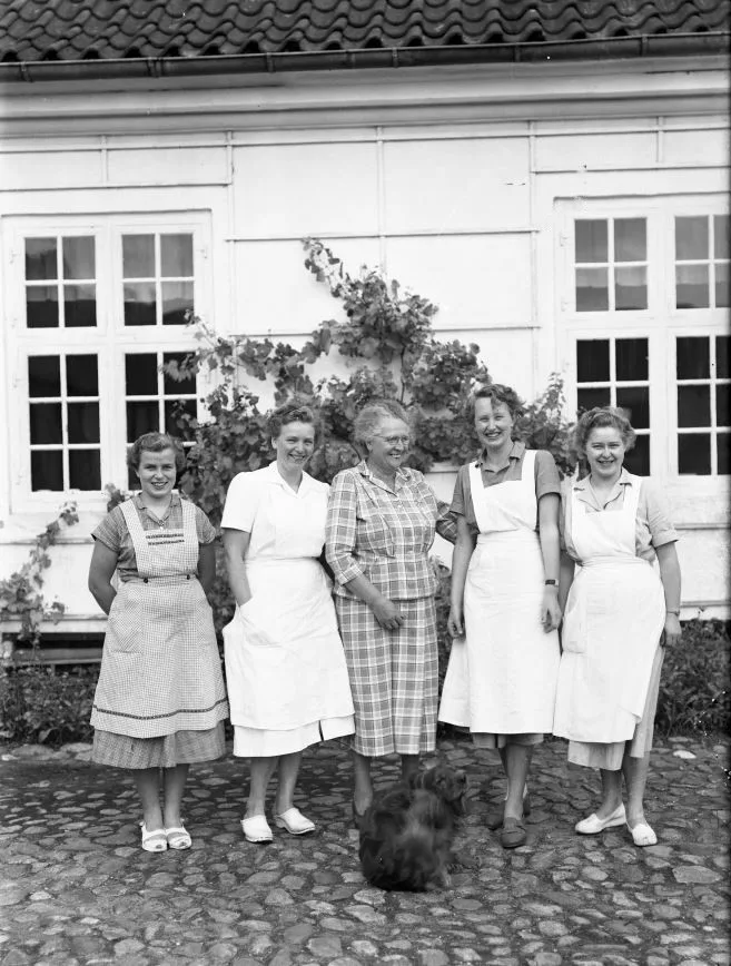 4.8 Trollesminde. Fru inspektør Lassen i midten.