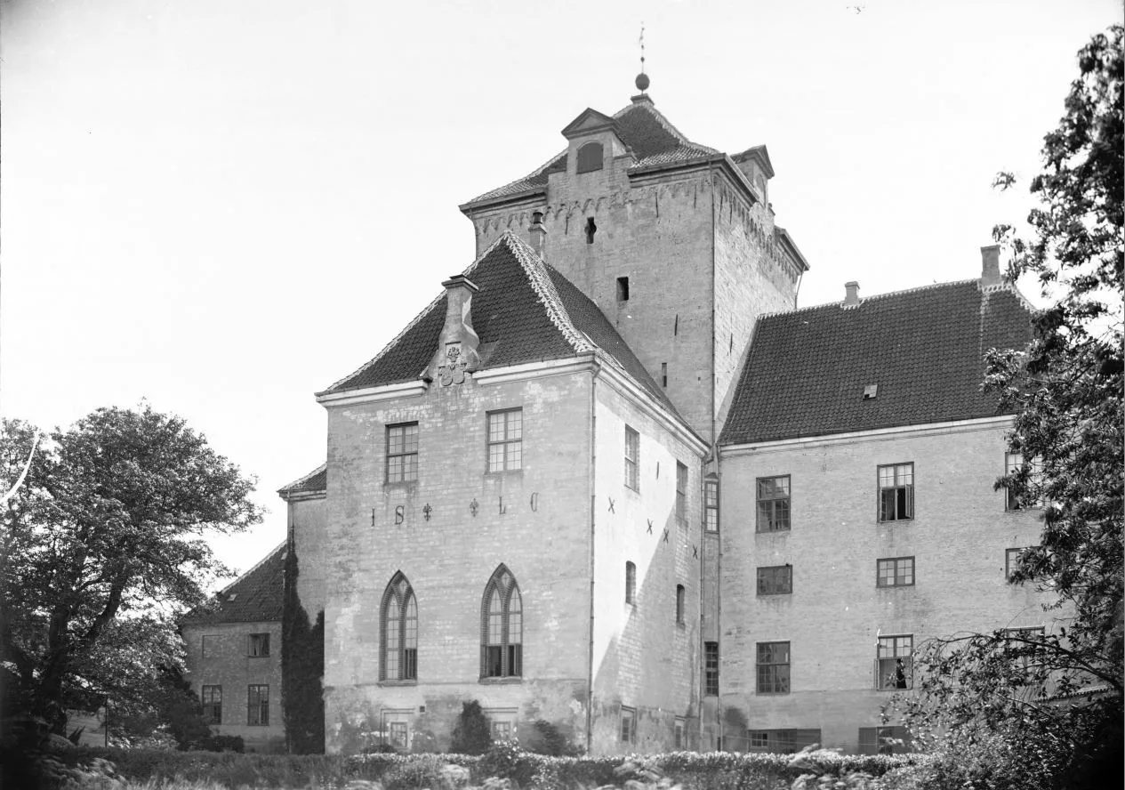 6.5 Gjorslev ved St. Heddinge. Motivet er nok fra ca. 1910. Billederne er vist tilfældigt blandede plader og der findes papirbilleder af de fleste i gammel stil med passepartout.