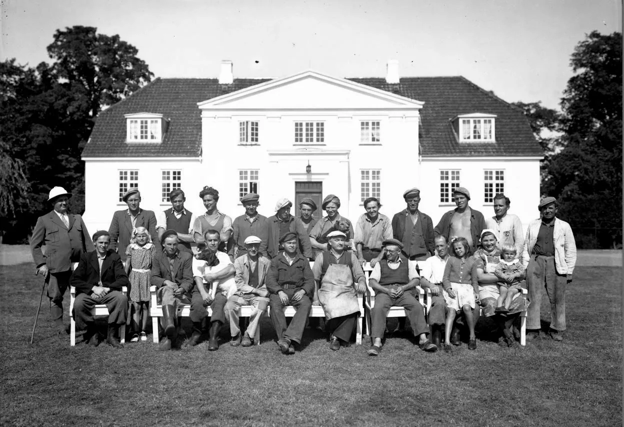 63.10 Lautrupggård, Ballerup. Der står 1948 på æsken.