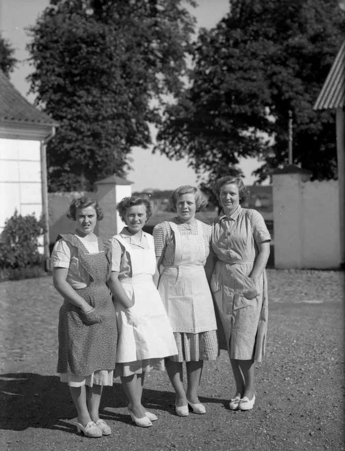 66.5 Trollesminde. Hjørnet af inspektørboligen og kostalden / indkørsel fra alléen.