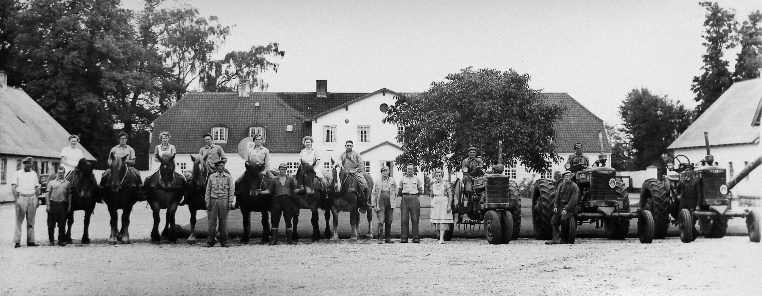 67.72 Trollesminde. Manden i midten af billedet med venstre arm bag på ryggen, hed Mads. Han havde en protese (krog), da han mistede sin venstre hånd. Han arbejdede i svinestalden og det hed sig, at det var en orne, der bed hans hånd - mere eller mindre - af.