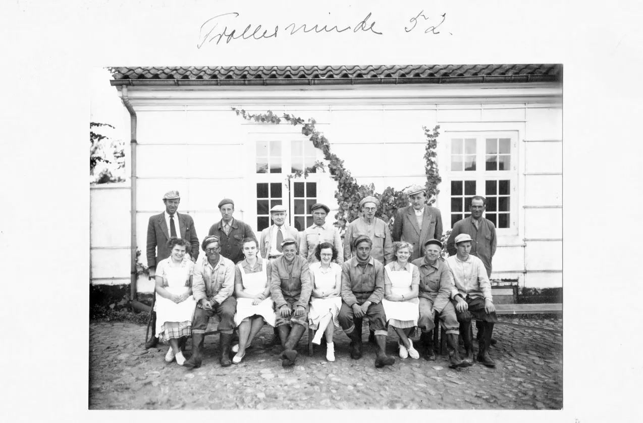 71.39 Trollesminde, år 1952. Bagerste række nr. 2 fra venstre, hed Johannes Lindberg og var maler på gården, samt på Favrholm. Samme række nr. 1 fra venstre (med briller), var gårdens gartner. Jeg mener, at han hed Christensen. Han er også at finde på billede nr. 24.1 - 1. række nr. 3 fra højre ( imellem damerne)