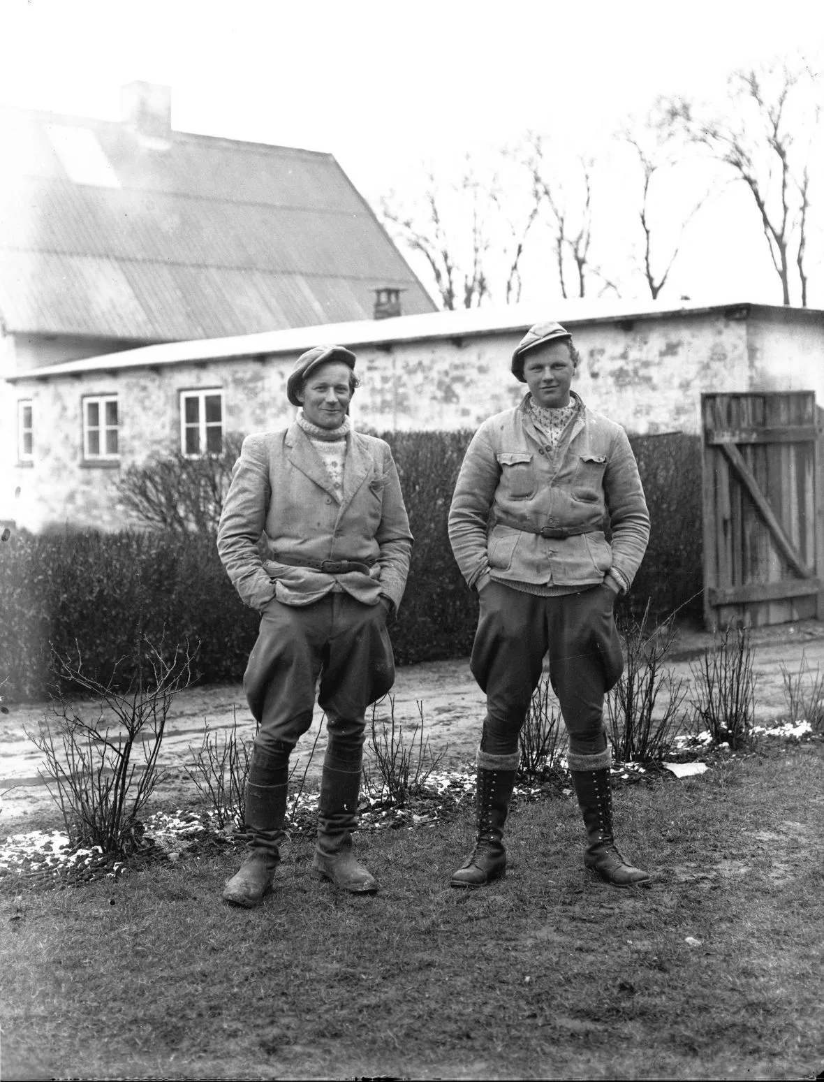 109.9 Trollesminde år 1943-44. Th. ses Ole Gordon Thomsen, f.1923.