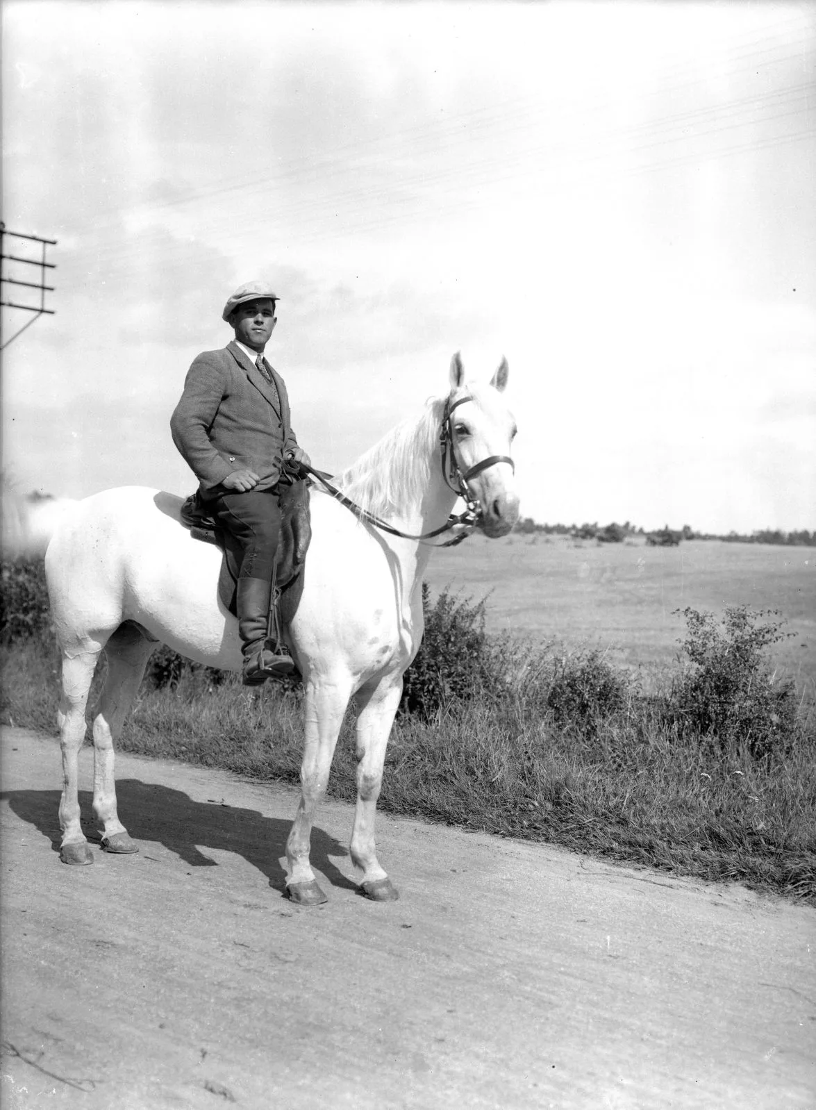 137.2 Forpagter Skjold Boserup til hest ved Turebyholm år 1943