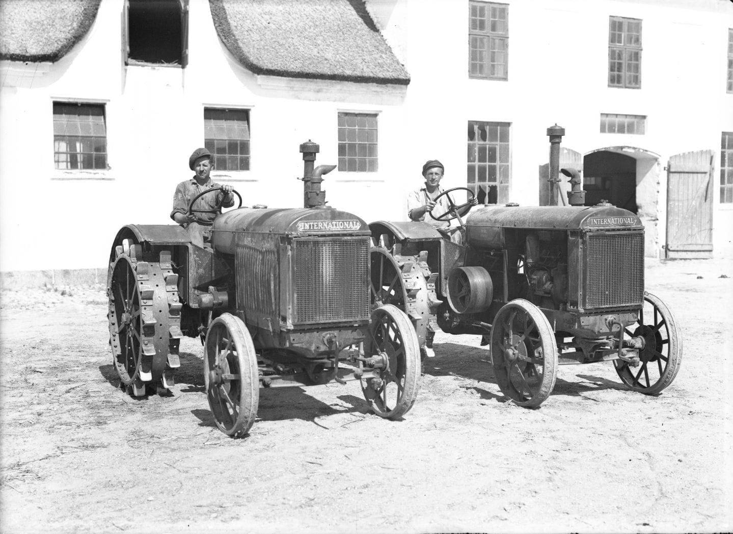 155.10 Traktorføreren til højre er det Ejner Olsen der var på Favrholm i sine unge dage. Han døde i 1990.
