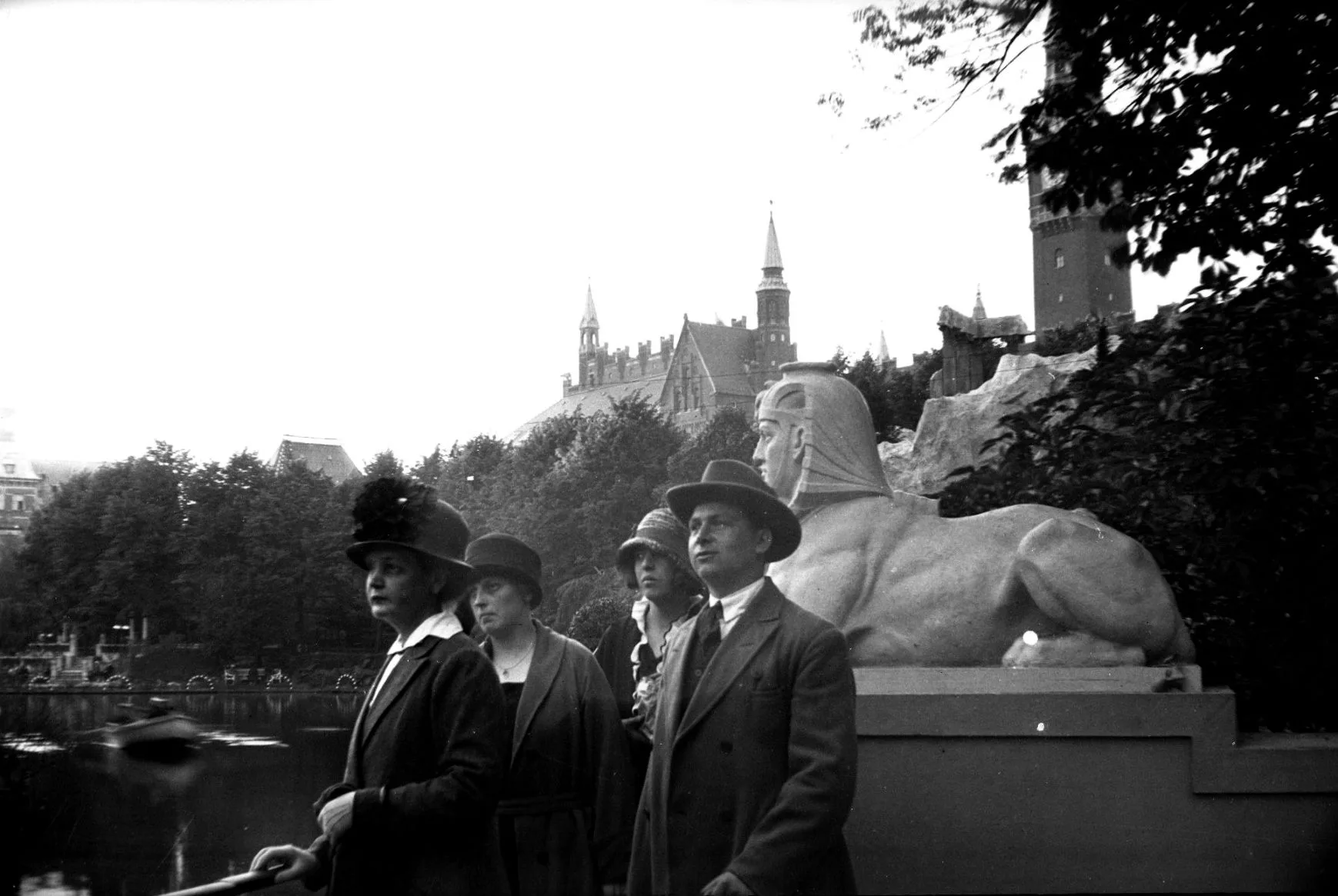 186.10 186.10 Besøg i Tivoli i 1920´erne at dømme ud fra hattemoden.