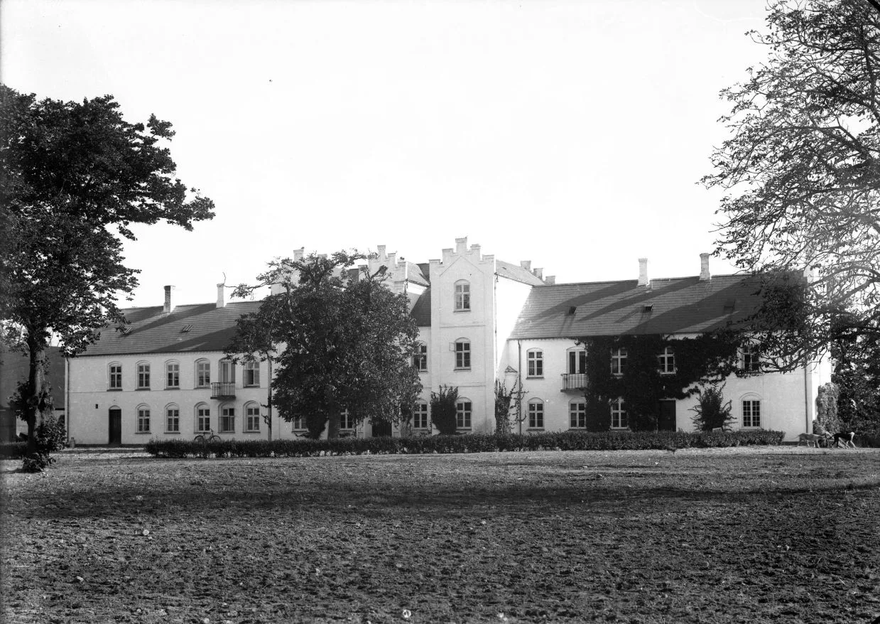 286.14 Egemarke gods, Føllenslev. Set fra havesiden.
