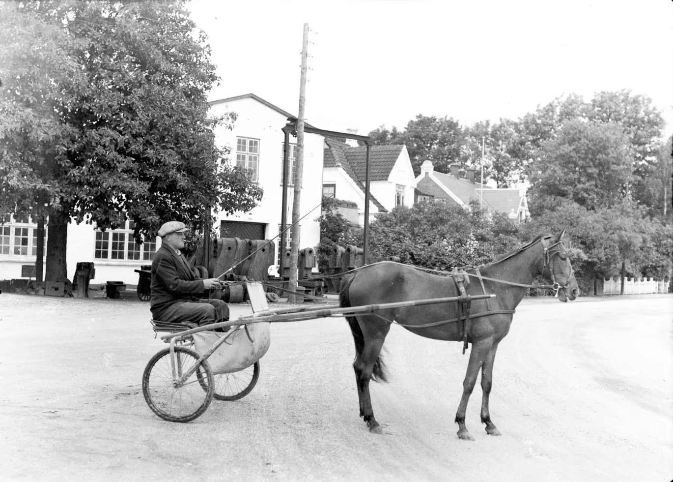 422.10 Poul Møllers maskinfabrik, Hovedgaden år 1942. Blokkene til ekscenterpresserne står udenfor.