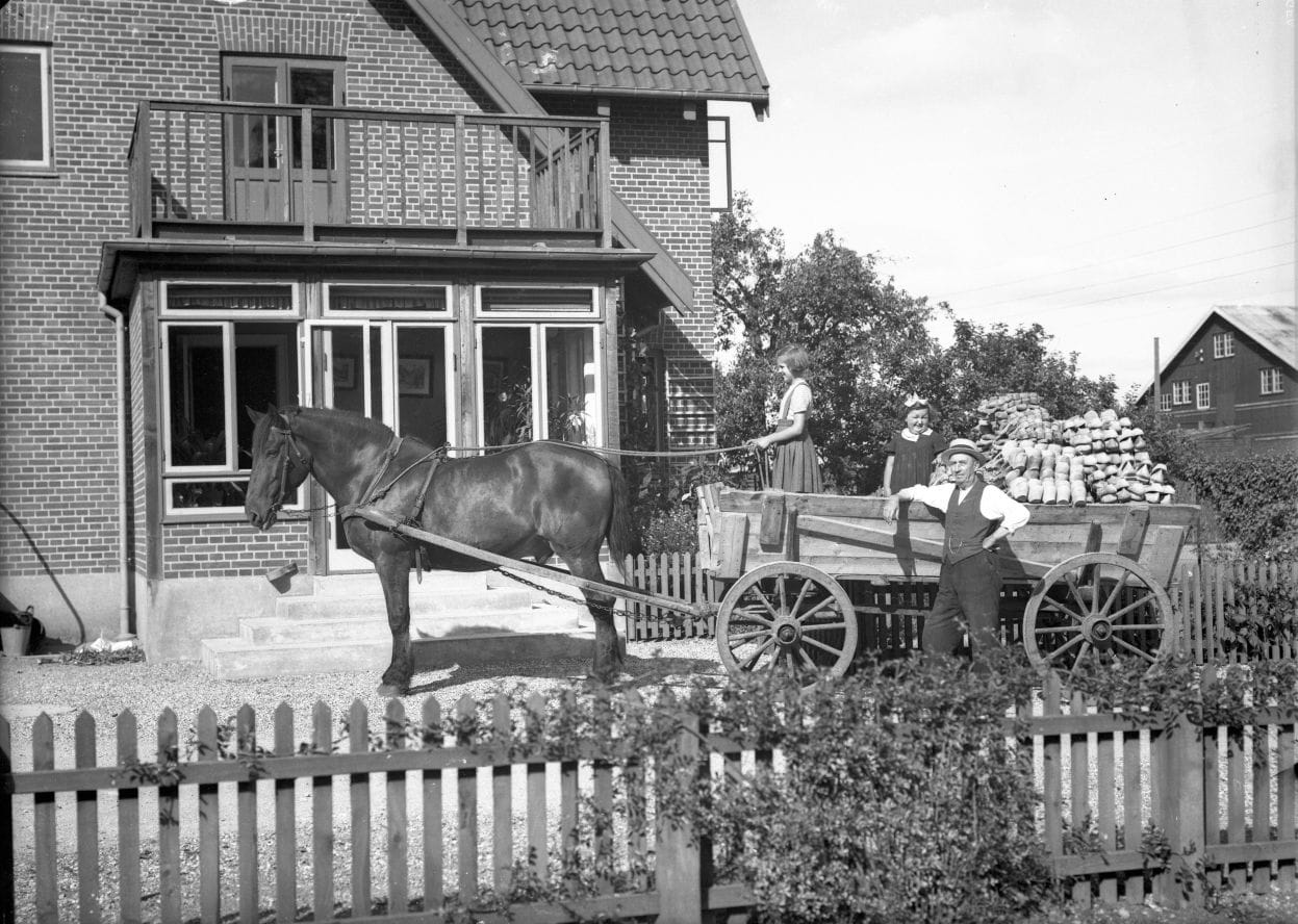 422.11 Leverance af træskobunde fra savværket. Det er Hovedgaden 9, Borup der ses på billedet. År 1942.