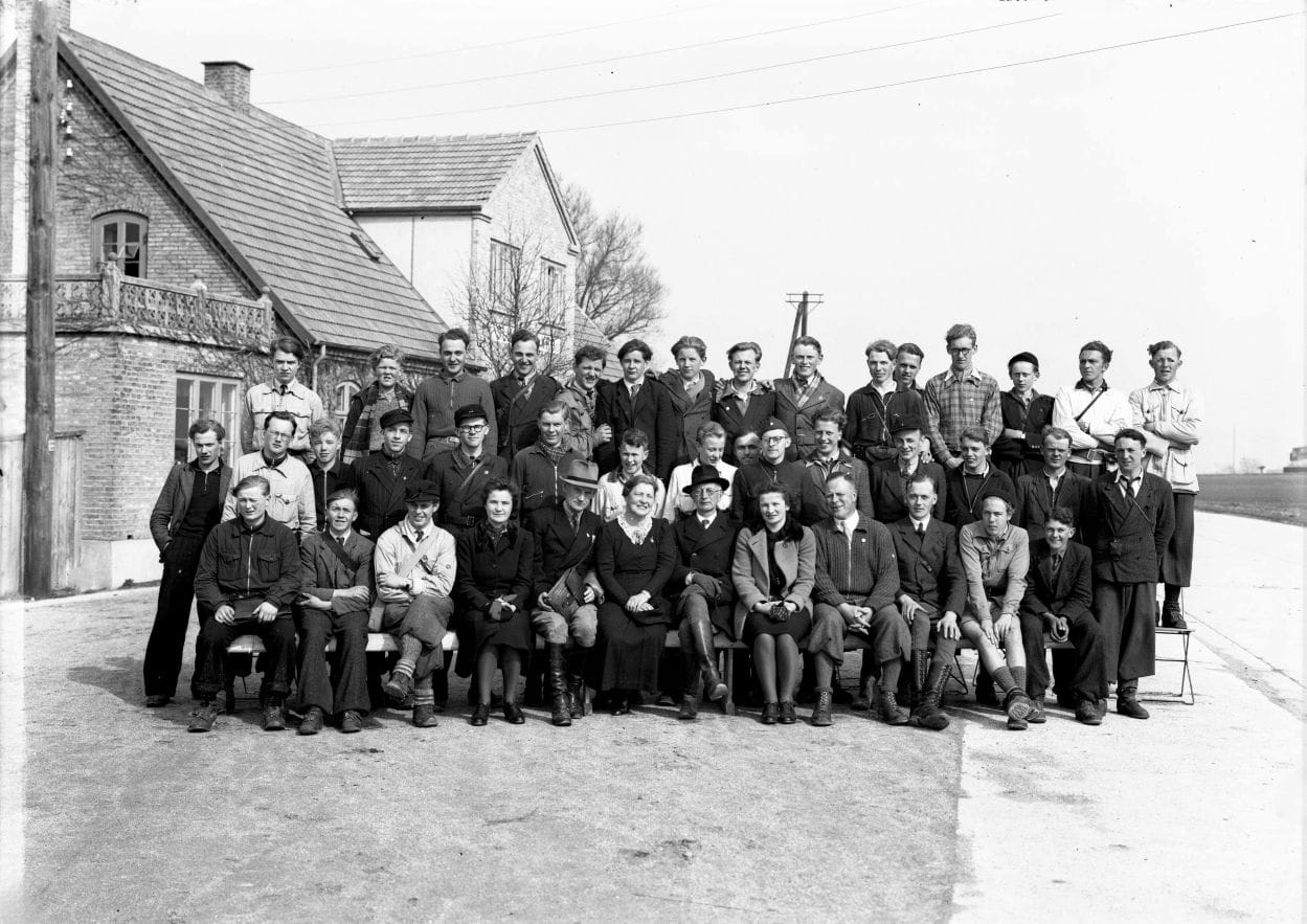 431.16 Feldings drenge ud for Slimminge kro. Flere var med i modstandsgruppen Borupholdet. FB-Borup 26.6.25