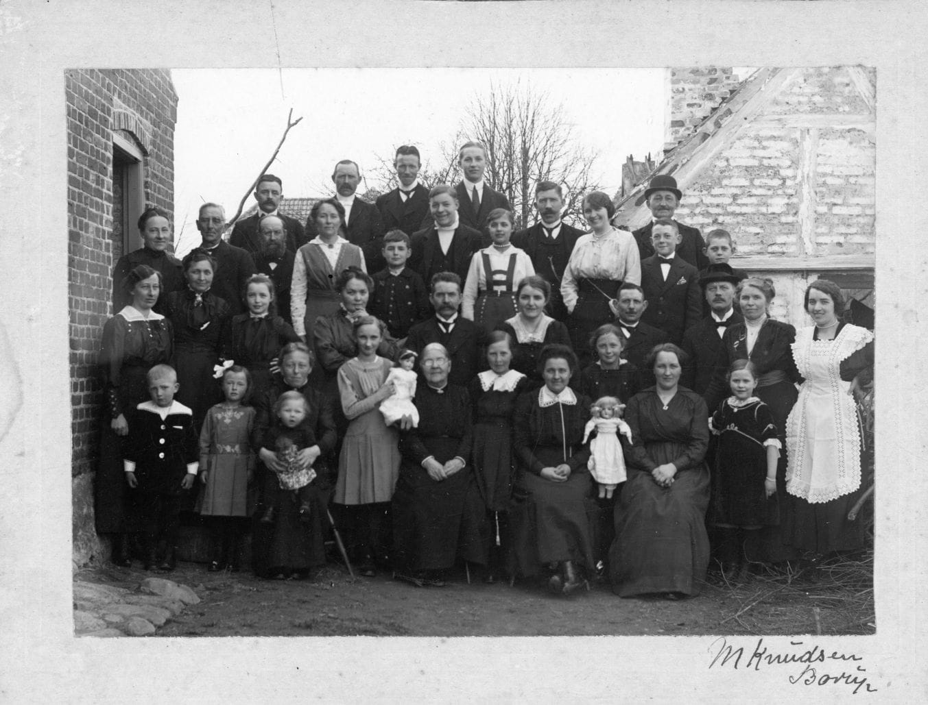 458.17 Ukendt selskab, men Helga Knudsen f. 1896 ses th. med forklæde