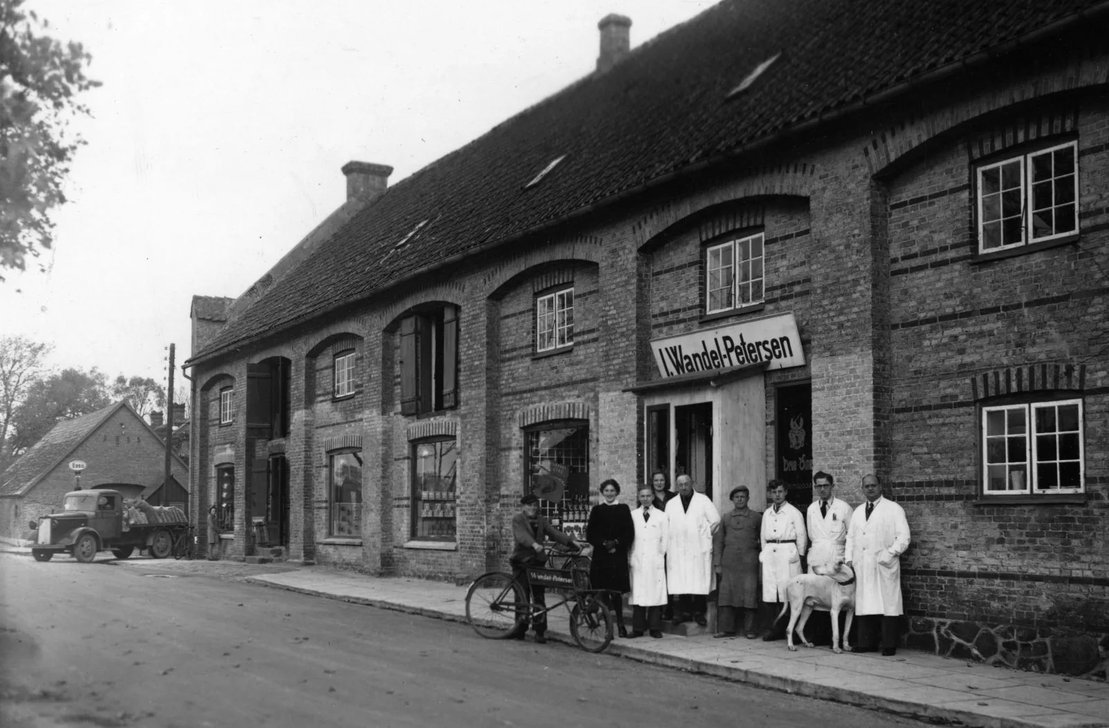 464.12 Wandel-Petersens købmandshandel. Povl Knudsen (med bælte) var i lære der ca. 1940